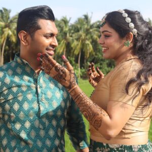 Haritha Nair Instagram - Stained with love and a bit of henna too💚

Swipe onto the last pic to see the real us😝

Henna by @hidha_henna_