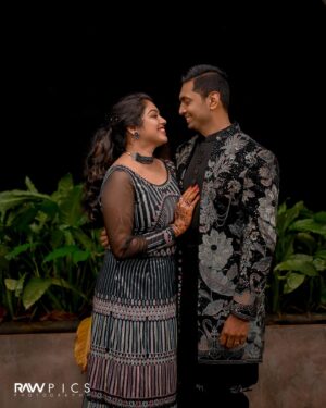 Haritha Nair Instagram - One from our Sangeet Night💃🏻

Pc- @rawpicsphotography 
Makeup- @rechusajeemakeupartist 
My outfit- local market in mumbai😋
Sanoj's outfit- @suvidhafashion