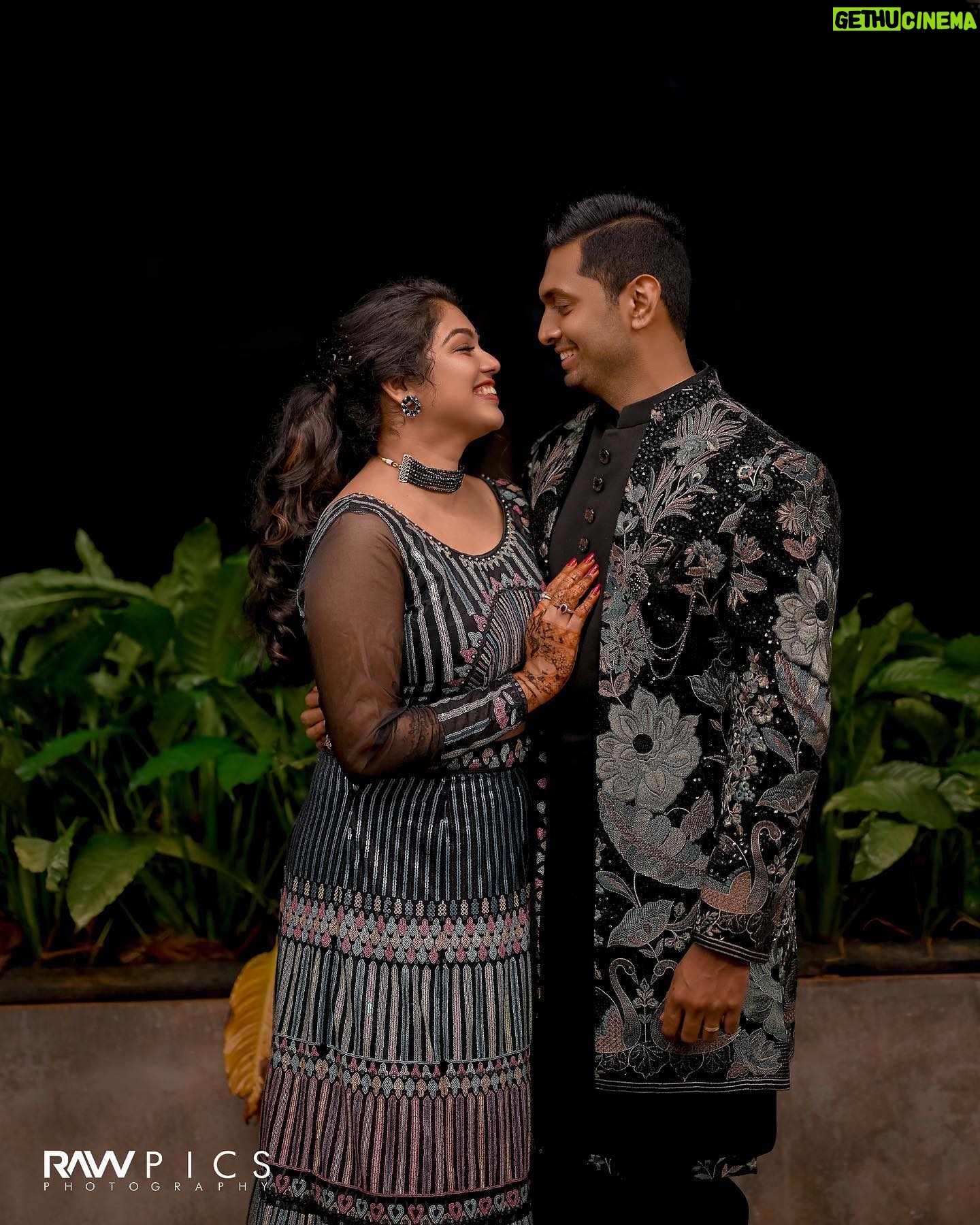 Haritha Nair - 5K Likes - One from our Sangeet Night💃🏻
Pc- @rawpicsphotography
Makeup- @rechusajeemakeupartist
My outfit- local market in mumbai😋
Sanoj's outfit- @suvidhafashion