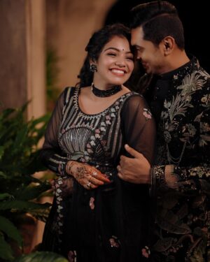 Haritha Nair Instagram - One from our Sangeet Night💃🏻

Pc- @rawpicsphotography 
Makeup- @rechusajeemakeupartist 
My outfit- local market in mumbai😋
Sanoj's outfit- @suvidhafashion