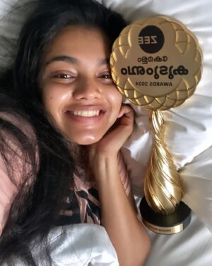 Haritha Nair Instagram - WE did it!!!!

All the efforts,hardwork,sleepless nights has been recognised😭

This award is legit my blood,sweat and tears🥹
This award is the co-operation from Kudumbashree Sharada team and @zeekeralam 
This award is the support from my family and friends
This award is because of you and for you my audience❤️

Susmitha slept and woke up the happiest💃🏻