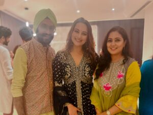 Harshdeep Kaur Instagram - Beautiful Ganpati Darshan at dearest @arpitakhansharma lovely new home. Also lovely catching up with some wonderful friends 🤍
Happy Ganesh Chaturthi to all of you 🙏🏼 

#ganpati #arpitakhan #harshdeepkaur #ganeshchaturthi #ganpatibappamorya