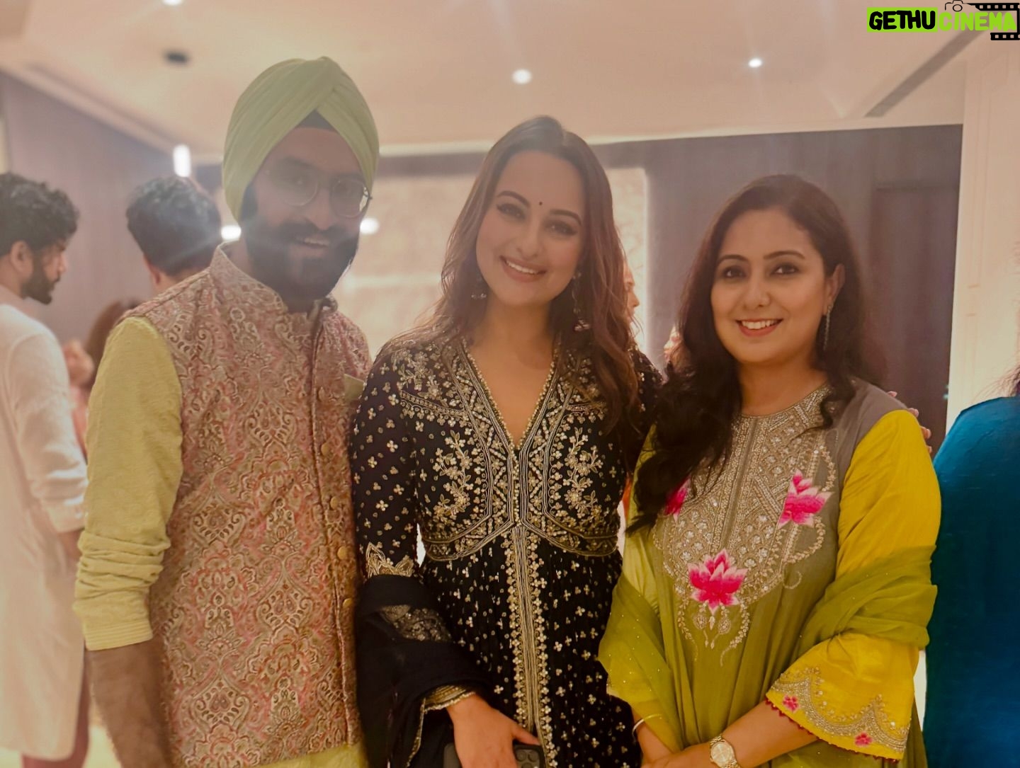 Harshdeep Kaur - 15.9K Likes - Beautiful Ganpati Darshan at dearest @arpitakhansharma lovely new home. Also lovely catching up with some wonderful friends 🤍
Happy Ganesh Chaturthi to all of you 🙏🏼
#ganpati #arpitakhan #harshdeepkaur #ganeshchaturthi #ganpatibappamorya