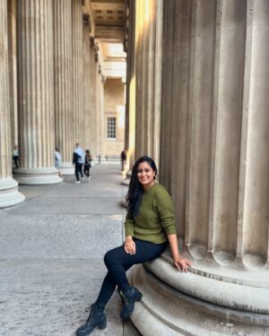 Harshdeep Kaur Instagram - A quick relaxing walk around the town before I go on stage!! Performing in London with my band tonight 🎤 

#harshdeepkaurlive