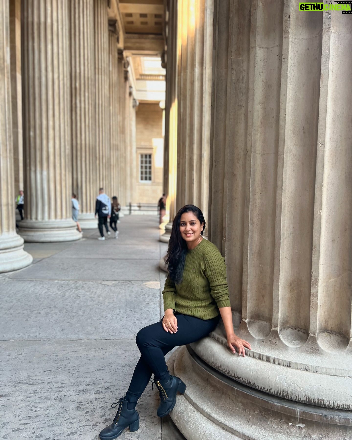 Harshdeep Kaur - 10.5K Likes - A quick relaxing walk around the town before I go on stage!! Performing in London with my band tonight 🎤
#harshdeepkaurlive