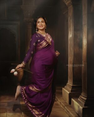 Harshika Poonacha Instagram - Bringing more Ravivarma paintings into life 💕💕💕
Look 2 from the Greatest Ravivarma painting inspired photoshoot where the concept is of the mother excited about the arrival of her blessing💕
Thankyou to my wonderful team for making it happen once again 💕
Can’t wait to reveal the Look 3 😉
Designer and concept : @vibbhinna #ashwini 
Actress : @harshikapoonachaofficial
MUA : @makeoverwithlakshmi_shetty 
Hair : @hairblooms_by_ashwini 
Jewels : @kalyanjewellers_official 
Photography : @anusharamkaran
Thankyou @kalyanjewellers_official for always matching the perfect jewellery for my shoots 💕