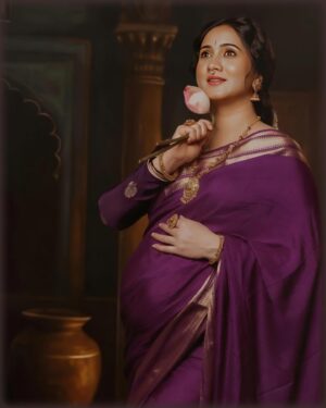 Harshika Poonacha Instagram - Bringing more Ravivarma paintings into life 💕💕💕
Look 2 from the Greatest Ravivarma painting inspired photoshoot where the concept is of the mother excited about the arrival of her blessing💕
Thankyou to my wonderful team for making it happen once again 💕
Can’t wait to reveal the Look 3 😉
Designer and concept : @vibbhinna #ashwini 
Actress : @harshikapoonachaofficial
MUA : @makeoverwithlakshmi_shetty 
Hair : @hairblooms_by_ashwini 
Jewels : @kalyanjewellers_official 
Photography : @anusharamkaran
Thankyou @kalyanjewellers_official for always matching the perfect jewellery for my shoots 💕