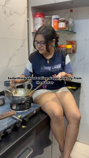Harshita Ojha Instagram - Ik u all have done this atleast once so judge to mat hi karna 🙄😂
#maggi #relatable #food #fyp #harshitaojha