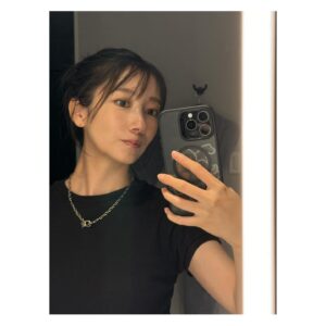 Haru Instagram - 🖤
泊まりのお仕事だと真っ黒になりがちです。
夏は終わりましたか？
サンダルはまだはいてもいいですか？

necklace #philipeaudibert 
shoes #maisonmargiela