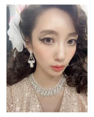 Haru Instagram - 💄
欽ちゃんのスミちゃん観てくださってありがとうございます！
ぎゅっと詰め込まれた数日で、踊り子になったり、
お母さんになったりおばあちゃんになったりの毎日でした。

そしてこんにちは9月ですねぇ🦦