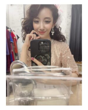 Haru Instagram - 💄
欽ちゃんのスミちゃん観てくださってありがとうございます！
ぎゅっと詰め込まれた数日で、踊り子になったり、
お母さんになったりおばあちゃんになったりの毎日でした。

そしてこんにちは9月ですねぇ🦦