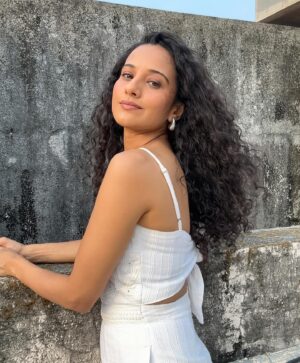 Heena Parmar Instagram - Hello ♥️

#heenaparmar #pic #white #curly #curlyhair #curls #curlyhairstyles #curlybeauties #curlygirls #hair #explore #explorepage