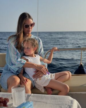 Helen Lindes Instagram - Bye bye summer!! Un verano lleno de emociones, despedidas, nuevos retos y muchas fotos de barrigas incipientes 🥰 Pero sobretodo un verano muy familiar y lleno de amor!! Empezamos nuevo curso lleno de ilusiones y cambios… #verano2024 #nuevatemporada #nuevocurso @rudy5fernandez