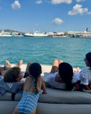 Helen Lindes Instagram - Bye bye summer!! Un verano lleno de emociones, despedidas, nuevos retos y muchas fotos de barrigas incipientes 🥰 Pero sobretodo un verano muy familiar y lleno de amor!! Empezamos nuevo curso lleno de ilusiones y cambios… #verano2024 #nuevatemporada #nuevocurso @rudy5fernandez