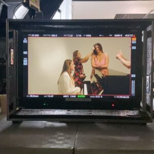 Héléna Bailly Instagram - Deux jours après qu’on ait eu l’idée de l’épreuve du maillot de bain à la Miss France. 
Camille a posté une story sur l’acceptation de soi avec avec ma chanson. 
Je me suis dis que c’était le destin. 
Je l’ai appelée pour qu’elle participe à mon clip et elle a dit oui tout de suite.
Encore un énorme merci  @camillecerf ❤️ et à toute l’équipe évidemment !