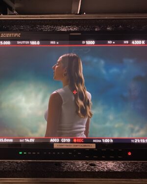 Héléna Bailly Instagram - Deux jours après qu’on ait eu l’idée de l’épreuve du maillot de bain à la Miss France. 
Camille a posté une story sur l’acceptation de soi avec avec ma chanson. 
Je me suis dis que c’était le destin. 
Je l’ai appelée pour qu’elle participe à mon clip et elle a dit oui tout de suite.
Encore un énorme merci  @camillecerf ❤️ et à toute l’équipe évidemment !