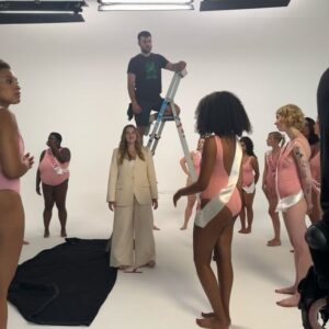 Héléna Bailly Instagram - Deux jours après qu’on ait eu l’idée de l’épreuve du maillot de bain à la Miss France. 
Camille a posté une story sur l’acceptation de soi avec avec ma chanson. 
Je me suis dis que c’était le destin. 
Je l’ai appelée pour qu’elle participe à mon clip et elle a dit oui tout de suite.
Encore un énorme merci  @camillecerf ❤️ et à toute l’équipe évidemment !
