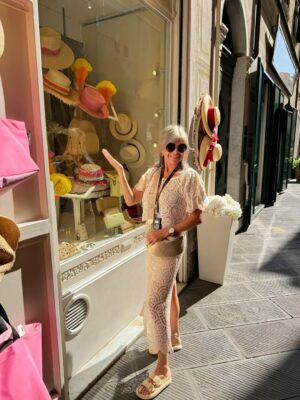 Helena Isabel Instagram - Hoje foi dia de passear na Riviera Italiana, Santa Margherita de Ligura, Camoglia e finalmente Portofino, com a sua Piazzeta rodeada de casas coloridas, restaurantes e lojas de luxo. Tudo isto com um calor de ananases e muito bater de sola. Mas valeu a pena!

@lojadecruzeiros_pt 
#lojadecruzeiros 
#feriasnocruzeiro 
#msorchestra