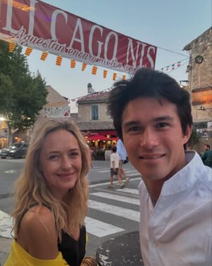 Hélène de Fougerolles Instagram - Semaine avec mon petit frère @thaizabi dans mon #luberon adoré ! #ocresroussillon #fontainedevaucluse #lepetitcafeoppede #seashepherd #chezpauletteeygalieres 
☀️☀️☀️💖😉