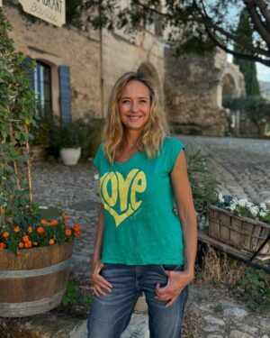 Hélène de Fougerolles Instagram - HEUREUSE !!🙏🏻☀️💖 (pas en raison d’un événement ou une raison ou un espoir… ) juste: HEUREUSE☀️☀️☀️
Ma nouvelle vie! Ma région #vaucluse PARADIS☀️ MERCI LA VIE!
📷 @mathieu.blin
Tee shirt @one1tee 💖 @ingridlaure 🌟