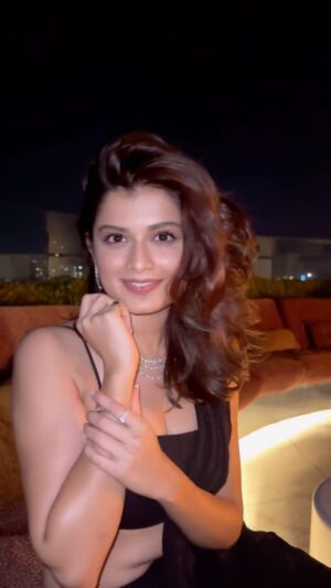 Hemal Ingle Instagram - Diamonds are my best friend 💎 
Tag your best friend 😉 
.
.
.
@mahendrajewellersofficial 
.
.
[ Black Saree, Diamond shine, Jewellery, Night Flash ]