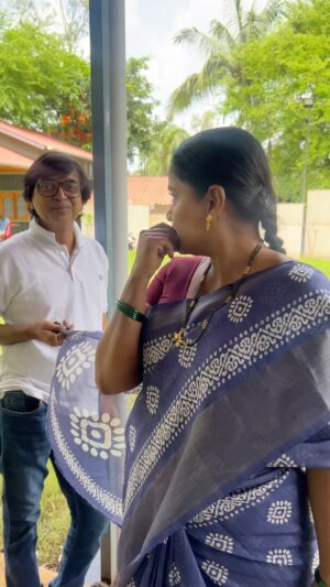 Hemangi Kavi Instagram - बाsssssई, हा काय प्रकारे??? 🫣😜😂😂

All the Best @vijumaneofficial तांत्रिक(?) अडचणींमुळे film रद्द झाली, आता हे पाहून घराबाहेर काढलं नाही म्हणजे झालं! 🤭😂 

#विजूमानेया #vijumane #poet #director #thanekar #hemangikavi #notapoet #actor #oldfriends #20yearsoffriendship 

Viju Mane, Hemangi Kavi, Kuch Kuch Hota Hai