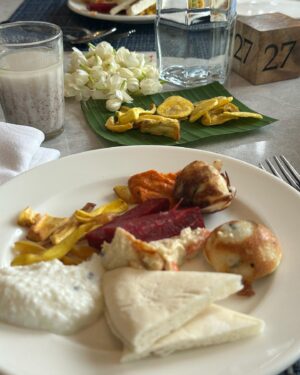 Hetal Gada Instagram - Amazing Food   Amazing View = Dil khush! 🤍

Thankyou @fairfieldbymarriottmumbai for having us on Onam brunch! 
Loved it there 🤍 

#HetalGada #Onam