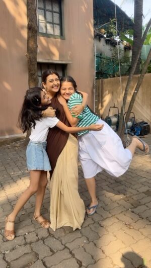 Hetal Gada Instagram - Sundays are with my little one but this Sunday is extra special because its with my reel and real little ones as we dance away.  And as you enjoy seeing us having fun, make sure you go watch us as well in Yeh Meri Family Hai S4. A perfect Sunday binge 🥰
Happy Sunday 🫶🏻
#sunday #sundayfunday #dance  #dancevideo #love #daughter #daughterlove #happy #yehmerifamily #yehmerifamilyonamazonminitv