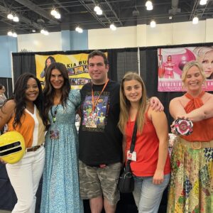 Hilary Shepard Instagram - 😈Look who stopped by to see us @officialpowermorphicon ‼️@david_loveonthespectrum @hatsbyabbey @catherine_sutherland @nakiaburrise #powerrangers #hatsbyabby #divatox #pinkpowerranger #yellowpowerranger #loveonthespectrum #powermorphicon