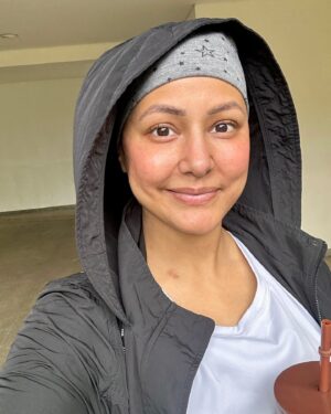 Hina Khan Instagram - Everything Hurts,Lekin smile nahi jaani chahiye.. Haina?
So many problems, can’t even Eat properly without feeling pain. But that’s No reason to be negative. 
I choose to Smile and encourage myself. I tell myself that all this will be over and we will get through this (InshaAllah) 
One Smile at a Time. 🙂

DUA 🤲