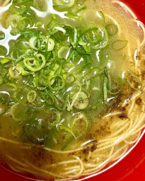 Hisashi Eguchi Instagram - マルタイラーメン、そのまま作っても旨いんだけど、けんた食堂さん( @oi_petit )の作り方でやると更に格段に旨くなる。マジ旨い(写真が旨そうに撮れなかったけど。早く食いたかったから笑)。添付されてるデフォルトのスープと調味油に牛乳とラードとしょうゆを足すんだけど、詳しい分量はけんた食堂さんのページ見て。これ食べると、あらためてマルタイラーメン、最強のインスタント麺だと思う。