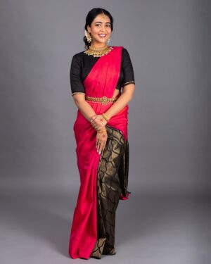 Hitha Chandrashekar Instagram - ಬೆಳದಿಂಗಳು🌕✨

Hair & Saree Draping @artistrybysowmyars 
Saree @angadioninsta 
Blouse @kalasthreebytejaswini 
Jewellery @sunrisesilversmiths 
Photo @mayarthaproductions at @studiomayartha