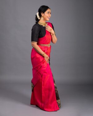 Hitha Chandrashekar Instagram - ಬೆಳದಿಂಗಳು🌕✨

Hair & Saree Draping @artistrybysowmyars 
Saree @angadioninsta 
Blouse @kalasthreebytejaswini 
Jewellery @sunrisesilversmiths 
Photo @mayarthaproductions at @studiomayartha