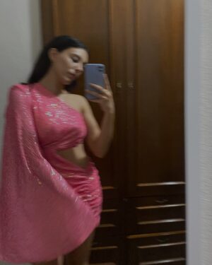 Hivda Zizan Alp Instagram - Siyah için dünyayı, pembe için siyahı yakarım 🫠
@gira.official @alinatelierr @linyajewellery 💫
🌸 @laprendapr 🌸 🙏
#reklam