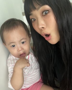 Honey J Instagram - 러브랑 제대로 된 첫 셀카^.~
많이 컸다 셀카도 찍을 줄 알고❤️🫠