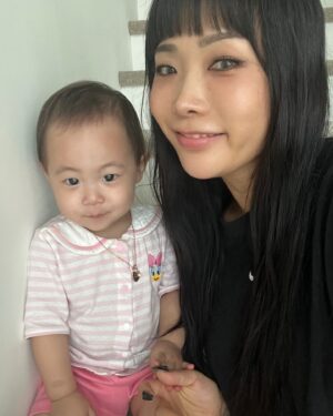 Honey J Instagram - 러브랑 제대로 된 첫 셀카^.~
많이 컸다 셀카도 찍을 줄 알고❤️🫠