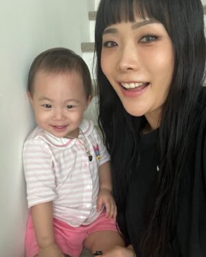 Honey J Instagram - 러브랑 제대로 된 첫 셀카^.~
많이 컸다 셀카도 찍을 줄 알고❤️🫠