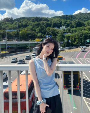 Hong Bi-ra Instagram - 날씨가 너무 좋아셔🙂‍↔️🫧🩵 #selfie