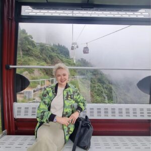 Hong Huifang Instagram - 朋友们都问我，常常自己一个人在国外开工，不觉得孤独寂寞吗？只要家人不用再让我操心和牵挂，而且最重要的是得到另一半的鼓励与支持，在国外独立生活与工作能够让我从新找到自己与世界的平衡点，它既是一种挑战，也是一种自由。
趁着还有健康的体魄，继续尝试不同的挑战，让余生精彩靓丽。
@the_celebrityagency @catwalktaiwan 
@catwalk.actors @catwalkasia 
#新年奇迹号