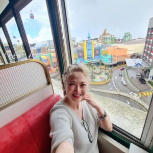 Hong Huifang Instagram - Here is a smile for you, Wishing you a weekend filled with joy, relaxation and all the things that make you happy.
#TGIF #goodfriday #anothergoodday 
#happymood #relax #enjoyingworklife 
@the_celebrityagency @catwalk.actors