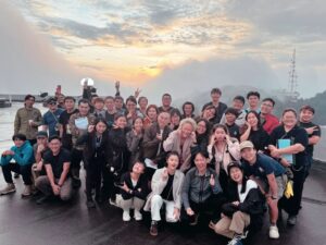 Hong Huifang Instagram - 虽然还没杀青，但已经有着不舍的情怀，抓住这个美好的时刻。
#新年奇迹号 @lomopictures 
@ryonlion @aniuverygood 
@the_celebrityagency @catwalk.actors