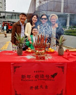 Hong Huifang Instagram - @honghuifang #洪慧芳 is in the midst of an exciting shoot for a festive movie #新年.奇迹号 as her character 嘟妈 at the cool and misty Genting Highlands, alongside a fun group of 🇲🇾artistes！ 

Excitedly awaiting its release during the 2025 Lunar New Year season. Can’t wait for it! #huatahhh 

#thecelebrityagency