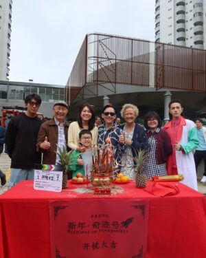 Hong Huifang Instagram - @honghuifang #洪慧芳 is in the midst of an exciting shoot for a festive movie #新年.奇迹号 as her character 嘟妈 at the cool and misty Genting Highlands, alongside a fun group of 🇲🇾artistes！ 

Excitedly awaiting its release during the 2025 Lunar New Year season. Can’t wait for it! #huatahhh 

#thecelebrityagency