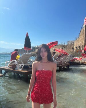 Hong Ji-yoon Instagram - 메리추석 입니다 🏖️ 🌊지중해에서요🌊