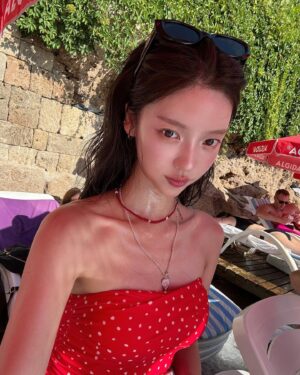 Hong Ji-yoon Instagram - 메리추석 입니다 🏖️ 🌊지중해에서요🌊