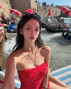 Hong Ji-yoon Instagram - 메리추석 입니다 🏖️ 🌊지중해에서요🌊