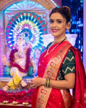 Hrishitaa Bhatt Instagram - On the auspicious occasion of Ganesh Chaturthi, we wish you and your loved ones a joyous celebration filled with prosperity, good fortune, and wisdom. May Lord Ganesha’s blessings guide us towards a path of success, happiness, and harmony.

May this festive season bring new opportunities and growth for you.

Ganpati Bappa Moriya🙏💐

Styled by - @stylebyriyajain
Assisted by- @moreprachi__
Outfit- @jarierabanaras
PR @sonyashaikh
MUA-  @manish_kerekar
Hair by - @bollywoodhairartist
Clicked by - @anirudh_ramteke @abhi_nair1997
Managed by - @moushumibanerji