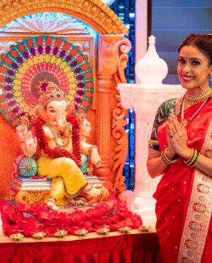Hrishitaa Bhatt Instagram - On the auspicious occasion of Ganesh Chaturthi, we wish you and your loved ones a joyous celebration filled with prosperity, good fortune, and wisdom. May Lord Ganesha’s blessings guide us towards a path of success, happiness, and harmony.

May this festive season bring new opportunities and growth for you.

Ganpati Bappa Moriya🙏💐

Styled by - @stylebyriyajain
Assisted by- @moreprachi__
Outfit- @jarierabanaras
PR @sonyashaikh
MUA-  @manish_kerekar
Hair by - @bollywoodhairartist
Clicked by - @anirudh_ramteke @abhi_nair1997
Managed by - @moushumibanerji