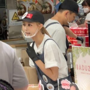 Hsin-Ling Chi Instagram - 逛街意外遇到子瑜（本次旅程highlight🤩) 終於吃到美味醬蟹-花蟹堂 美妙的一天