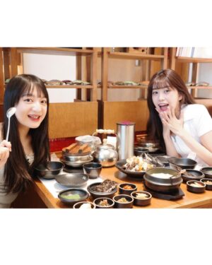 Hsin-Ling Chi Instagram - 逛街意外遇到子瑜（本次旅程highlight🤩) 終於吃到美味醬蟹-花蟹堂 美妙的一天